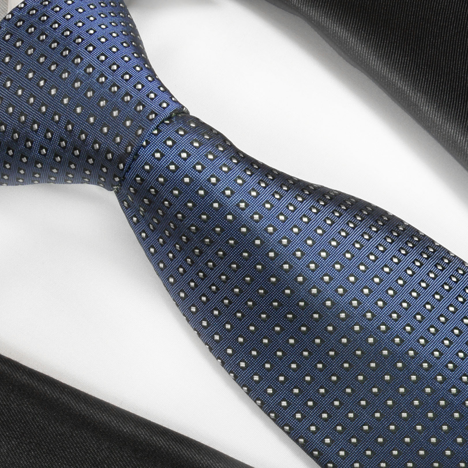 Designer Krawatte aus Seide in dunkelblau mit weiß grünen Streifen 