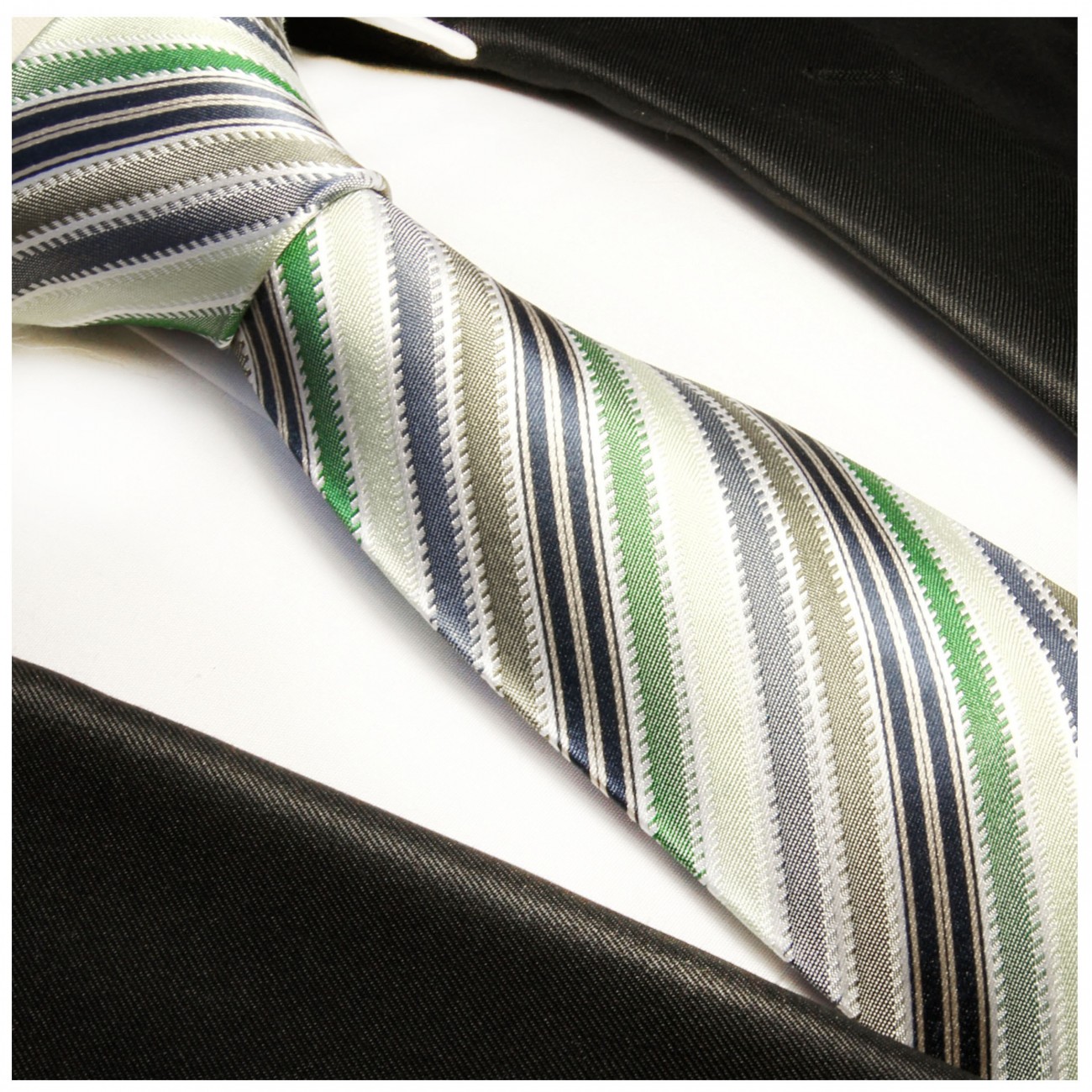 grün-gestreifte-Krawatte-314