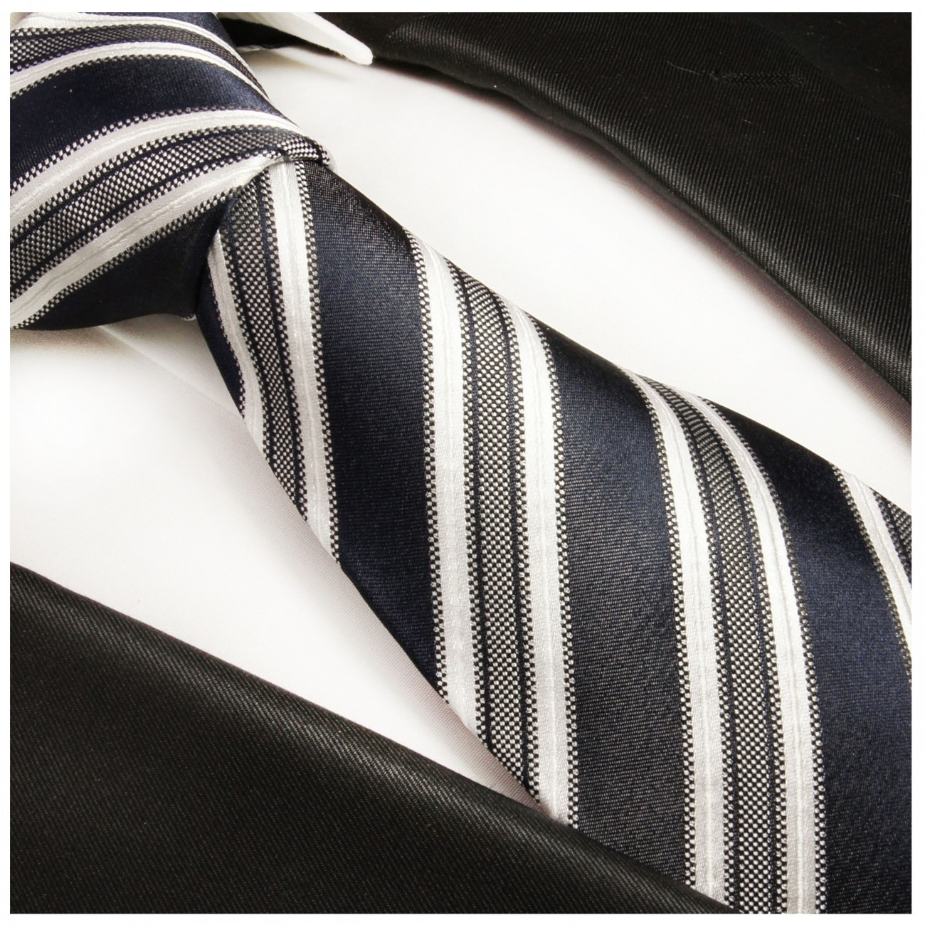 blaue gestreifte Krawatte