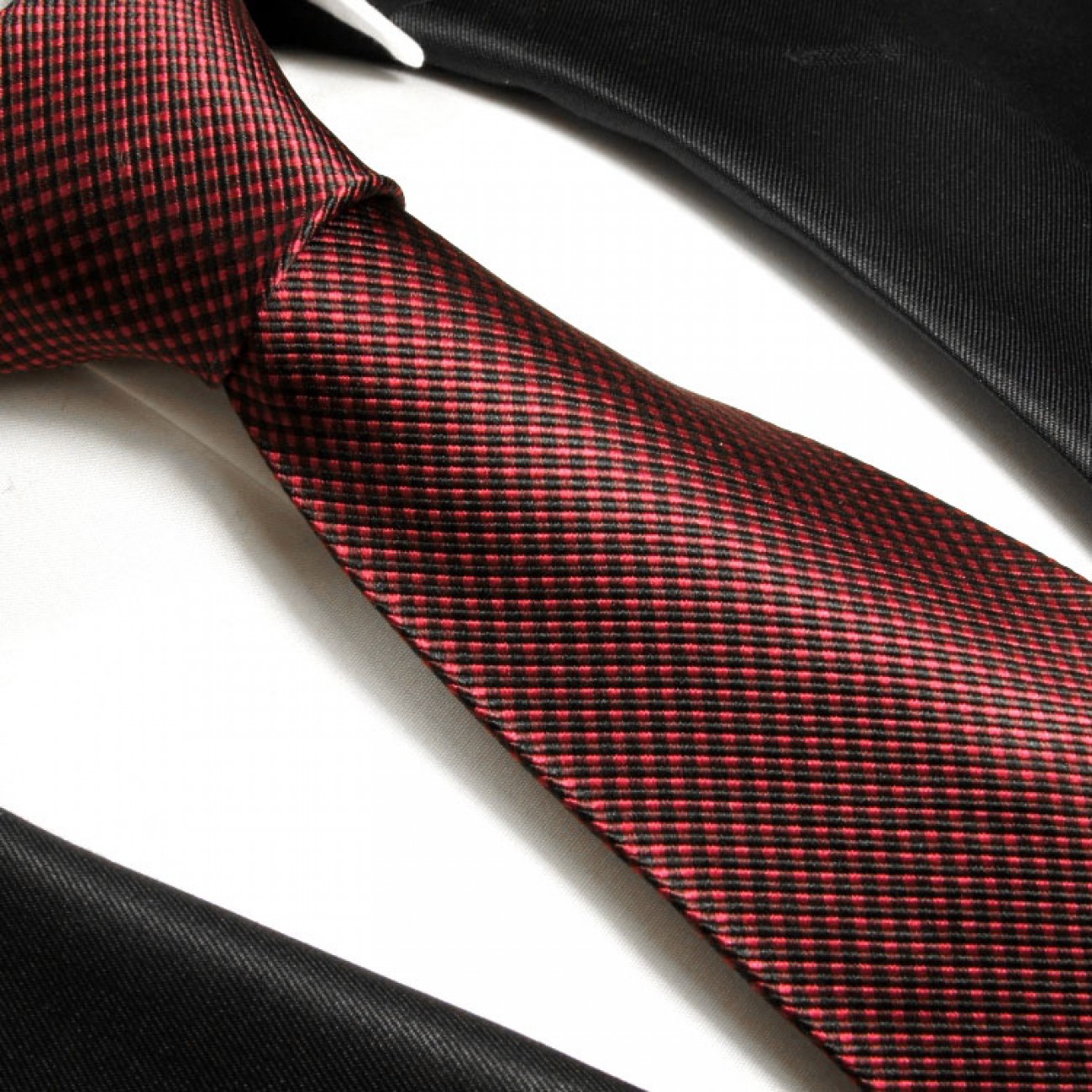 rot schwarze krawatte