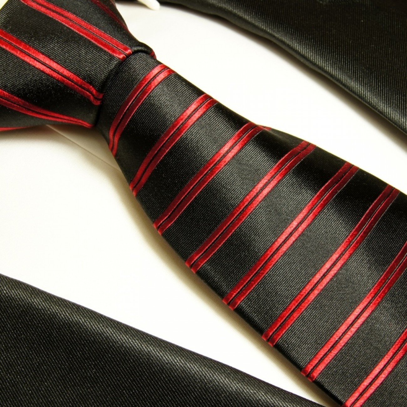 schwarz rote Krawatte Seide gestreift