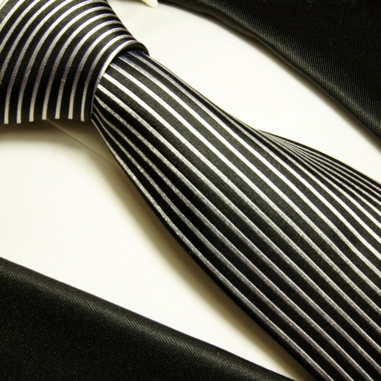 schwarz silberne krawatte